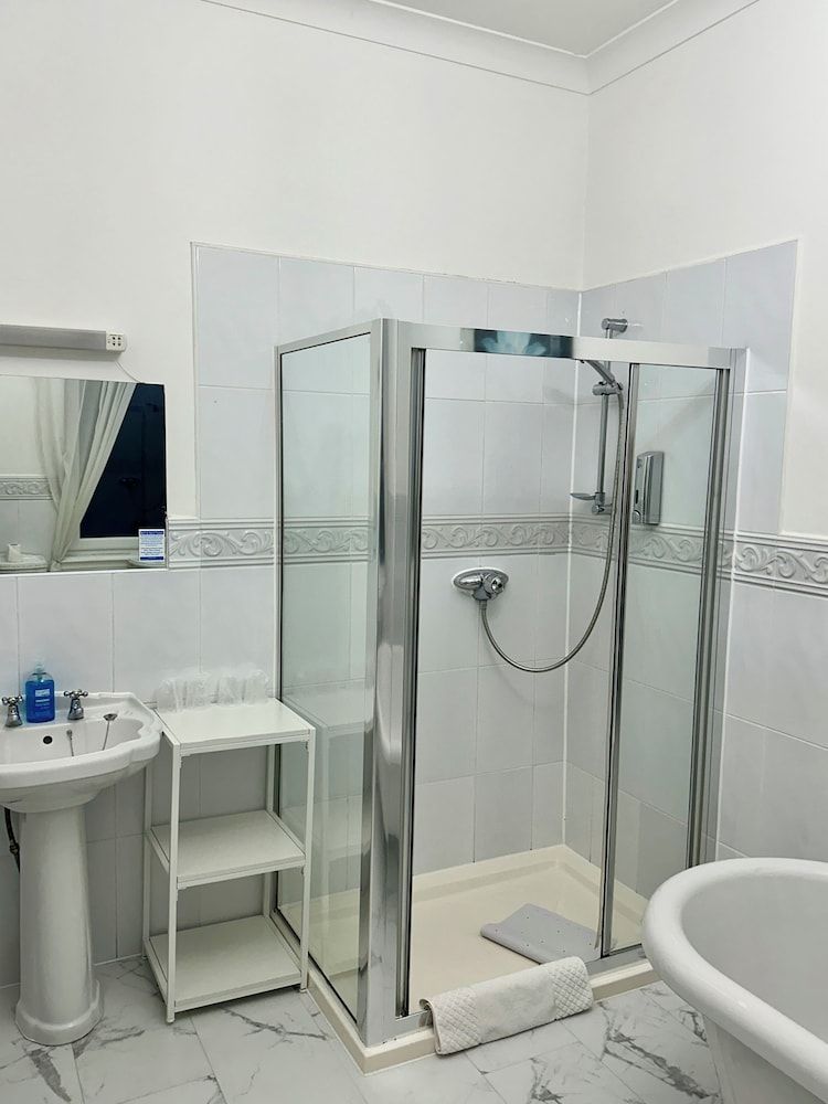 The Elbow Room Deluxe Family Room (Room 2) 6