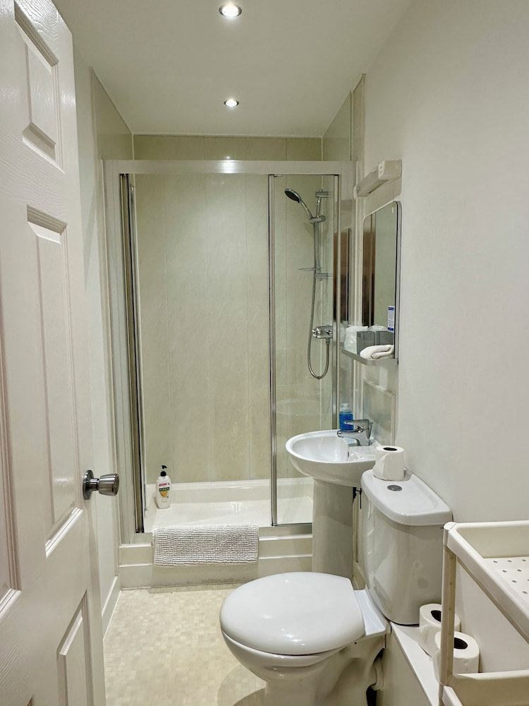 The Elbow Room Small Double Room, Ensuite (Room 4) 4