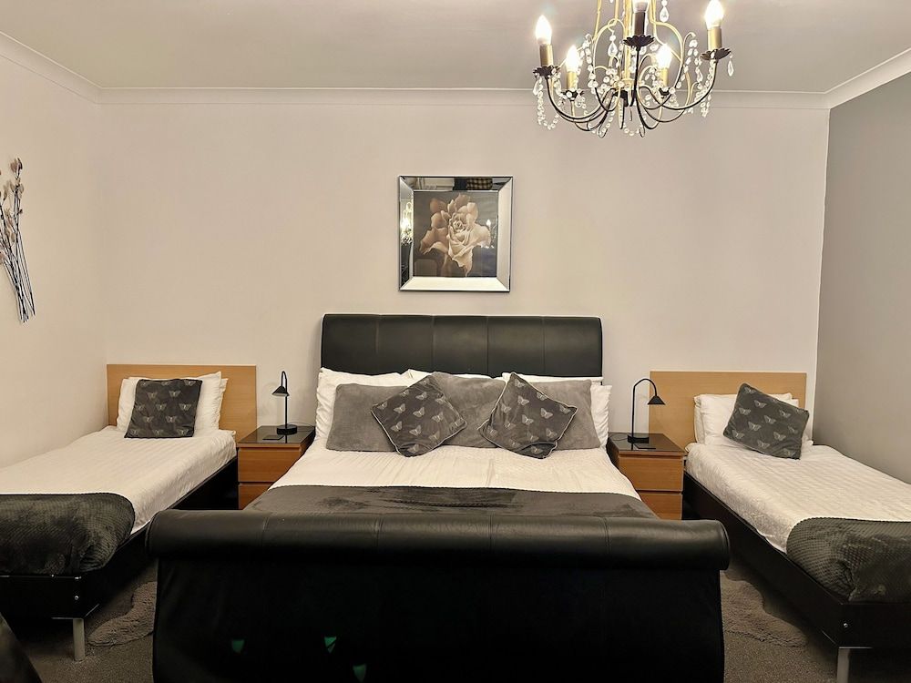 The Elbow Room Deluxe Family Room (Room 2) 2