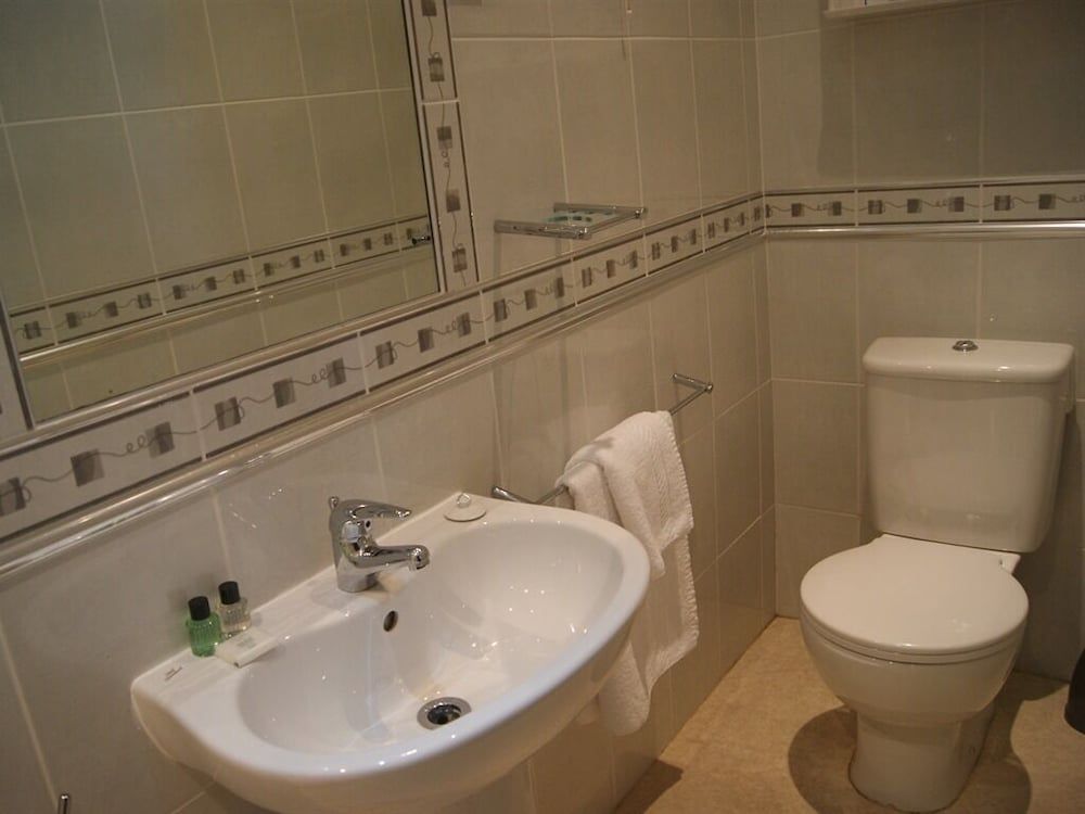 The Devoncourt Resort Basic Double Room, Ensuite 2