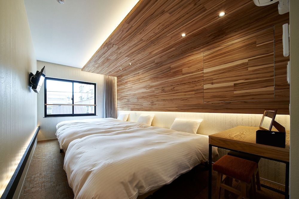 Twin Room (with Extra Bed)