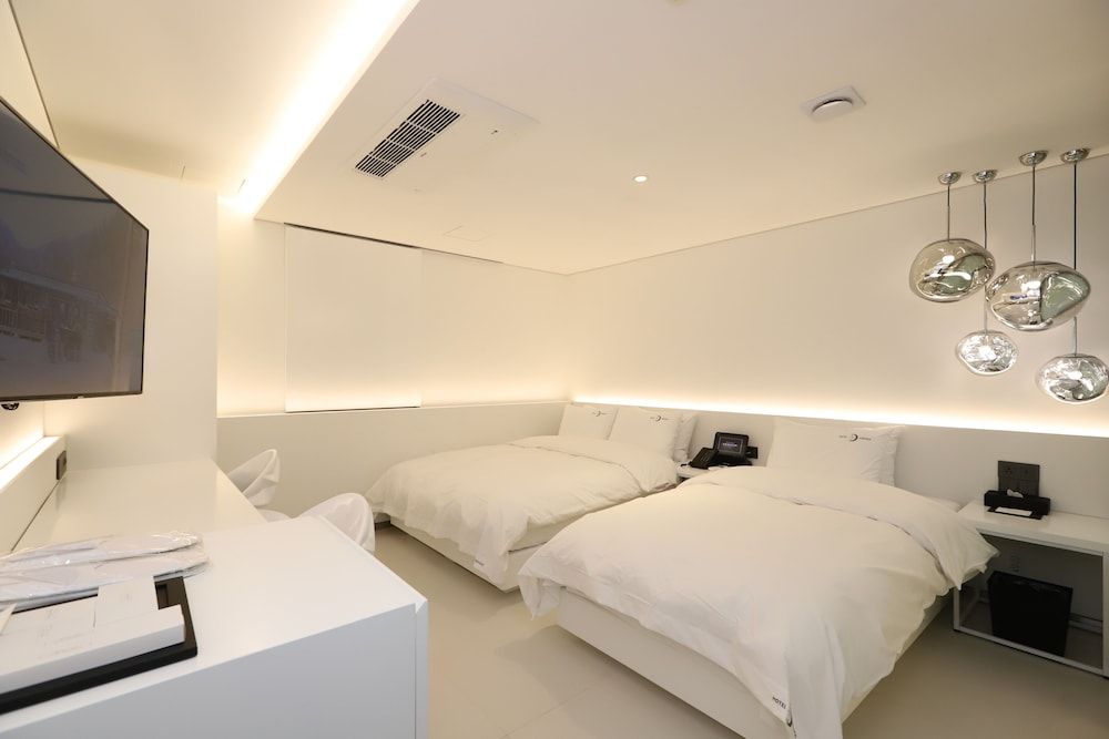 Hotel Lesign Twin Room