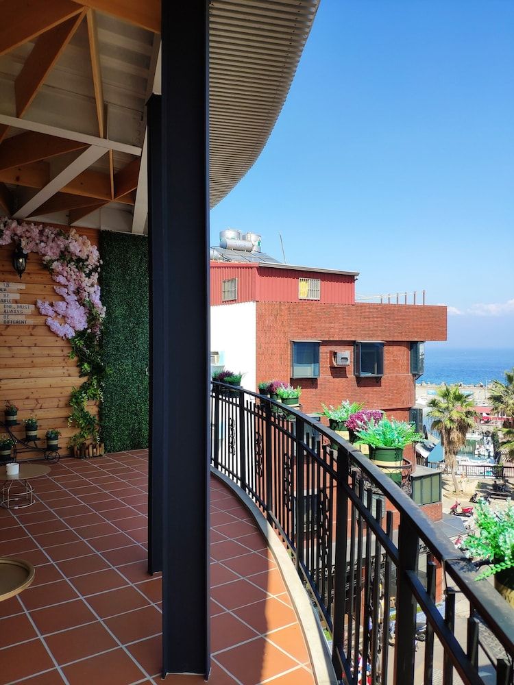 Teacher Cai Homestay Family Quadruple Room, Balcony, Partial Ocean View 16