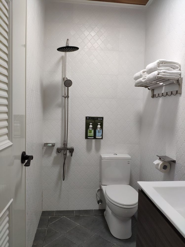 Teacher Cai Homestay Family Quadruple Room, Balcony, Partial Ocean View 13