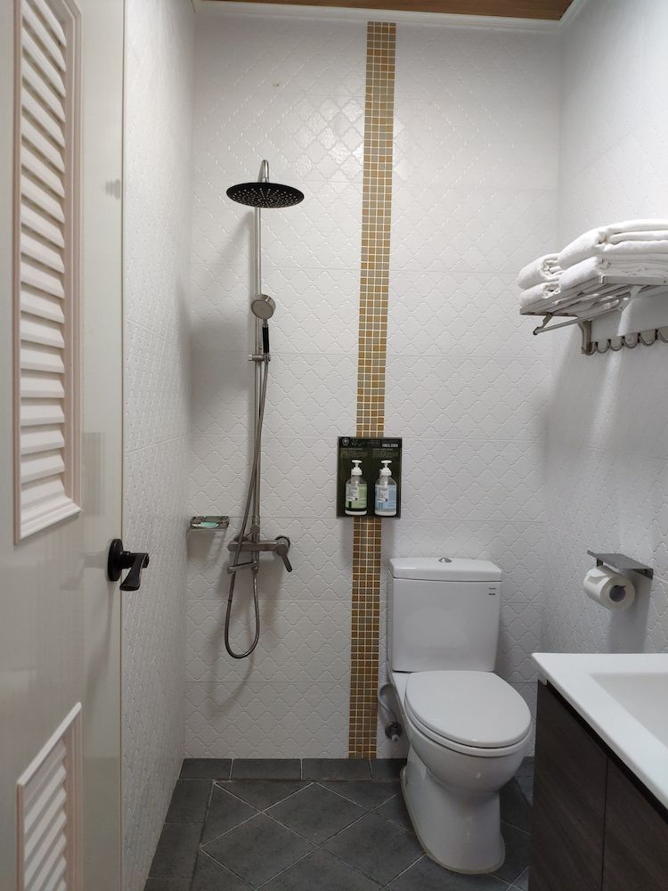 Teacher Cai Homestay Family Quadruple Room, Balcony, Partial Ocean View 14