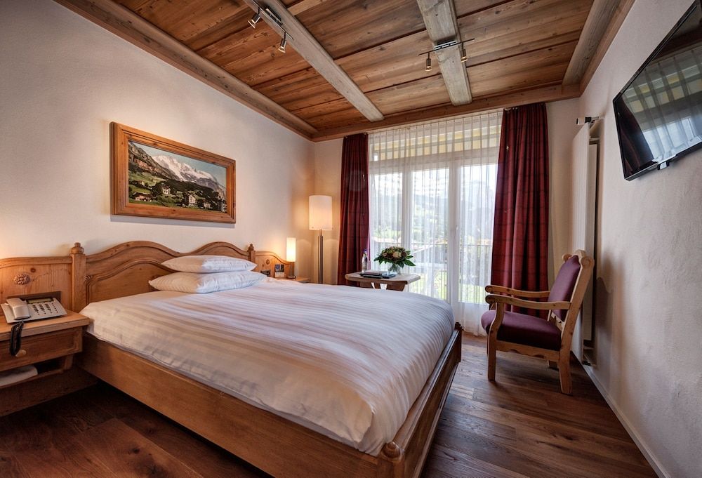 Deluxe Single Room, Balcony, Mountain View (Small Queen)