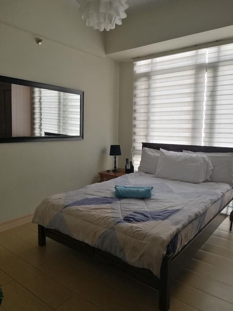 Henry's Newport Deluxe Studio 23