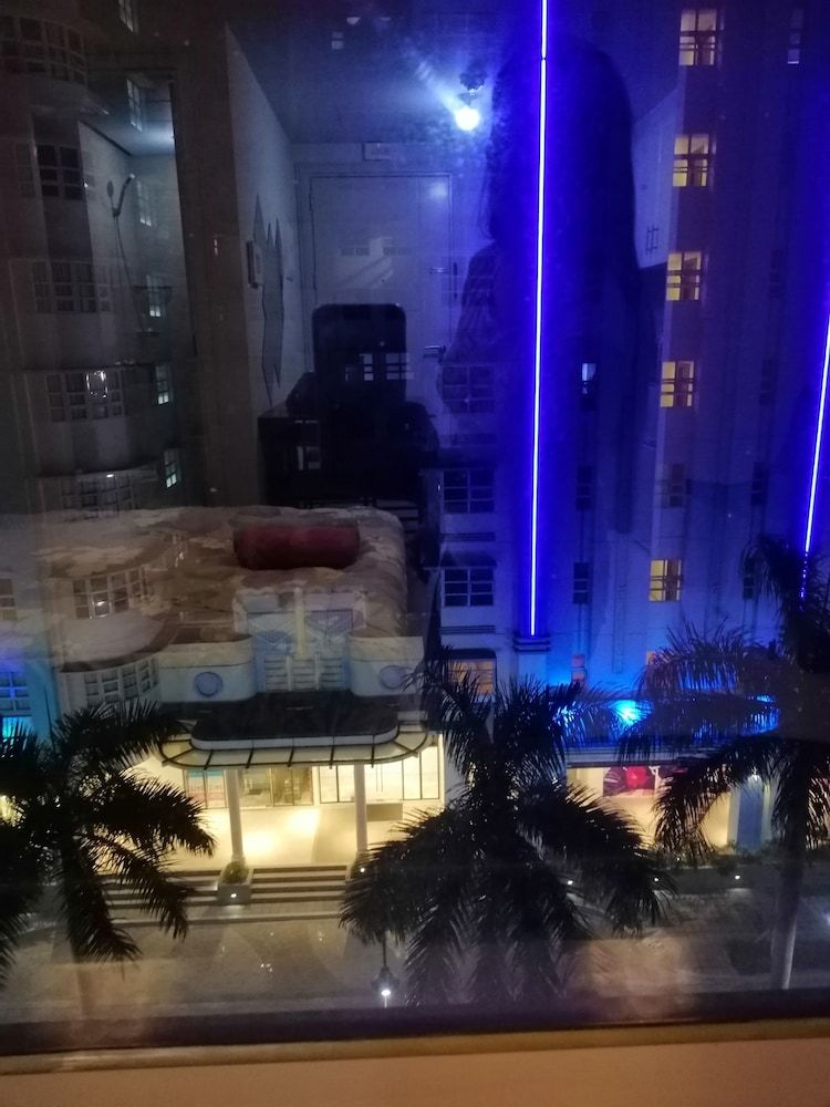 undefined Henry's Newport 10