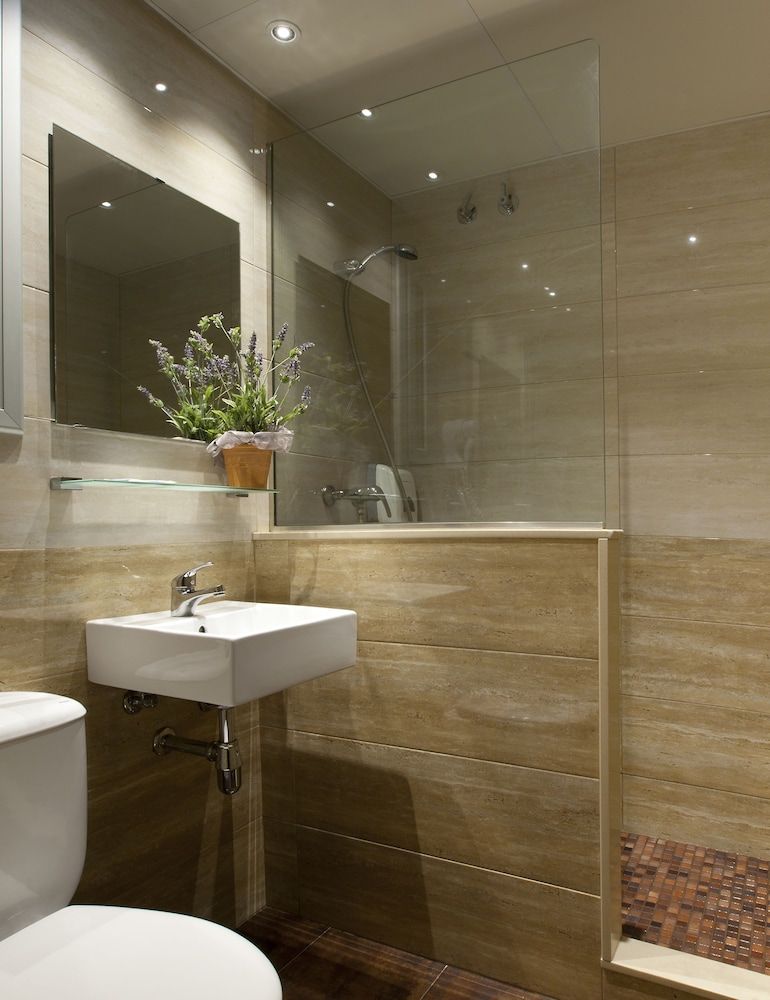 Hostal Barcelona Double Room 8