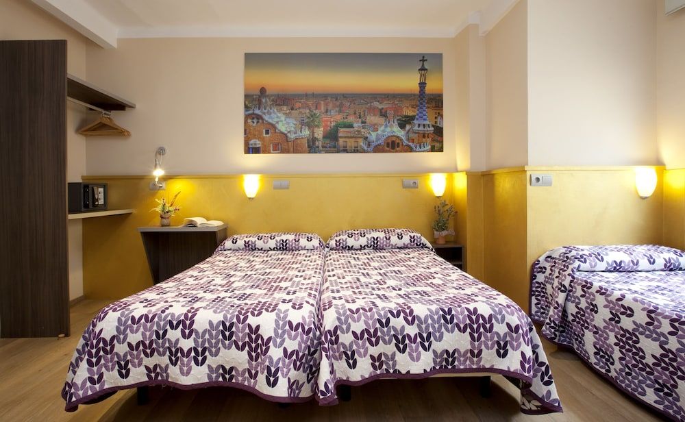 Hostal Barcelona Triple Room 5