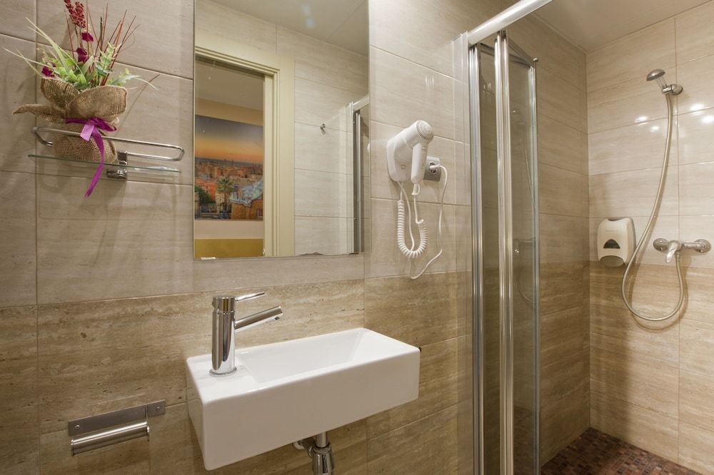 Hostal Barcelona Single Room 4