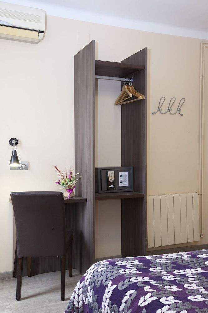 Hostal Barcelona Double Room 6