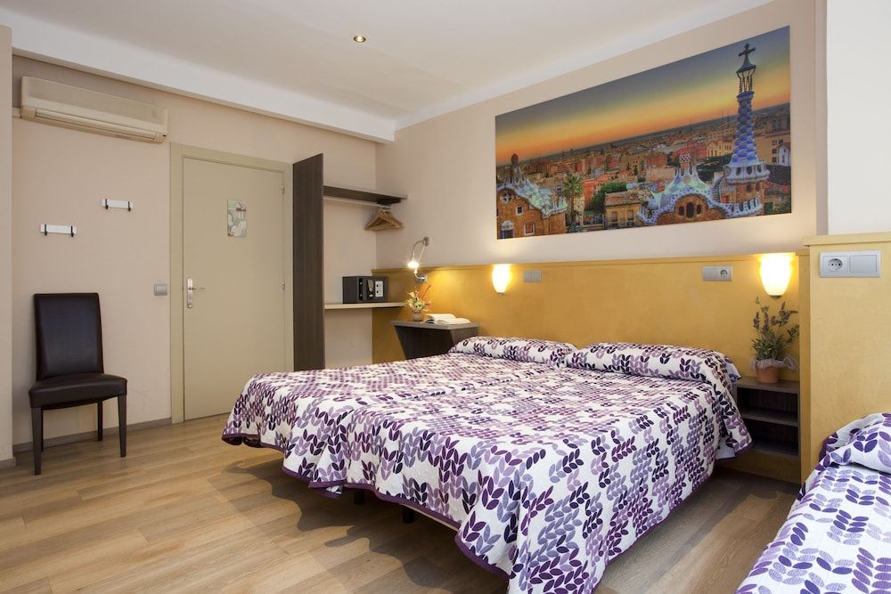 Hostal Barcelona Triple Room 2