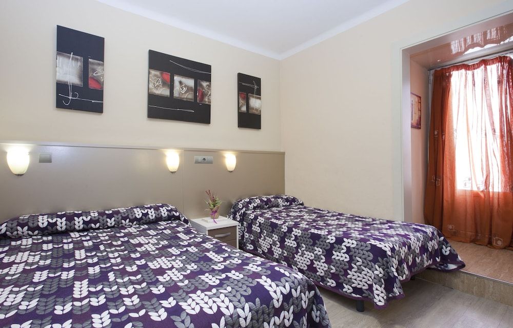 Hostal Barcelona Triple Room 3