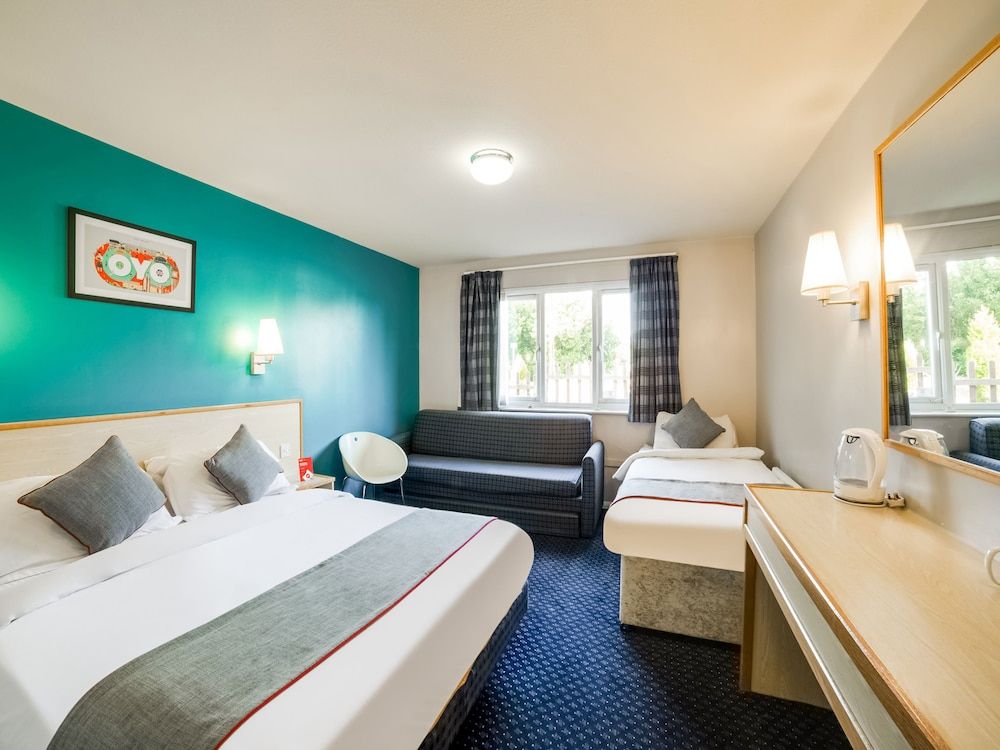 OYO Sunrise Hotel, A46 N Leicester Deluxe Triple Room, Multiple Beds 6
