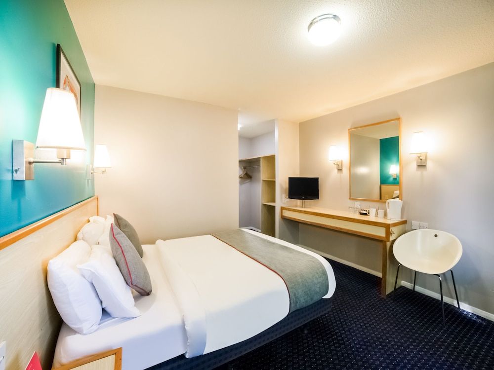 OYO Sunrise Hotel, A46 N Leicester Deluxe Double Room, 1 Double Bed 5