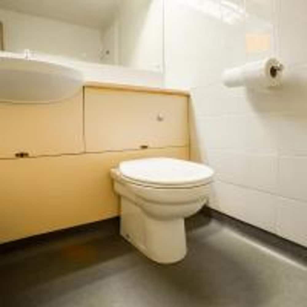 OYO Sunrise Hotel, A46 N Leicester Deluxe Twin Room, 2 Twin Beds 4