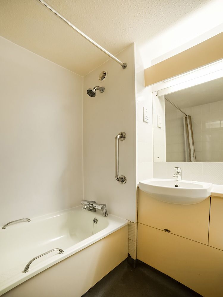 OYO Sunrise Hotel, A46 N Leicester Deluxe Triple Room, Multiple Beds 11