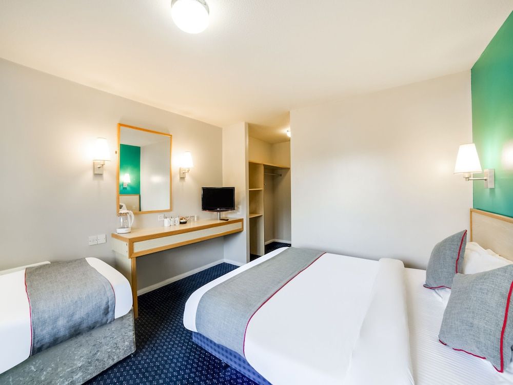 OYO Sunrise Hotel, A46 N Leicester Deluxe Triple Room, Multiple Beds 3