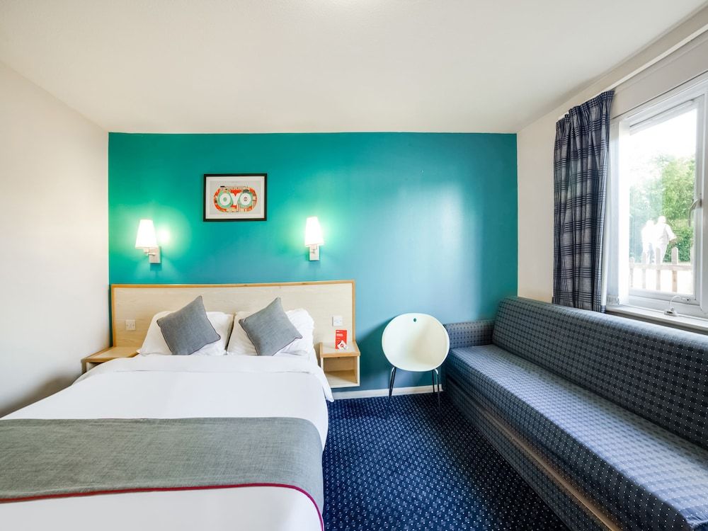 OYO Sunrise Hotel, A46 N Leicester Deluxe Triple Room, Multiple Beds 5