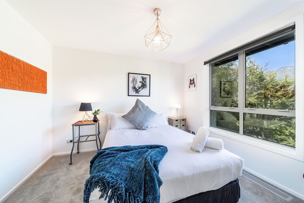 undefined Lake View Greenstone Luxe Apartment