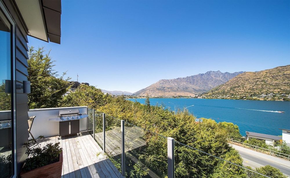 undefined Lake View Greenstone Luxe Apartment 10