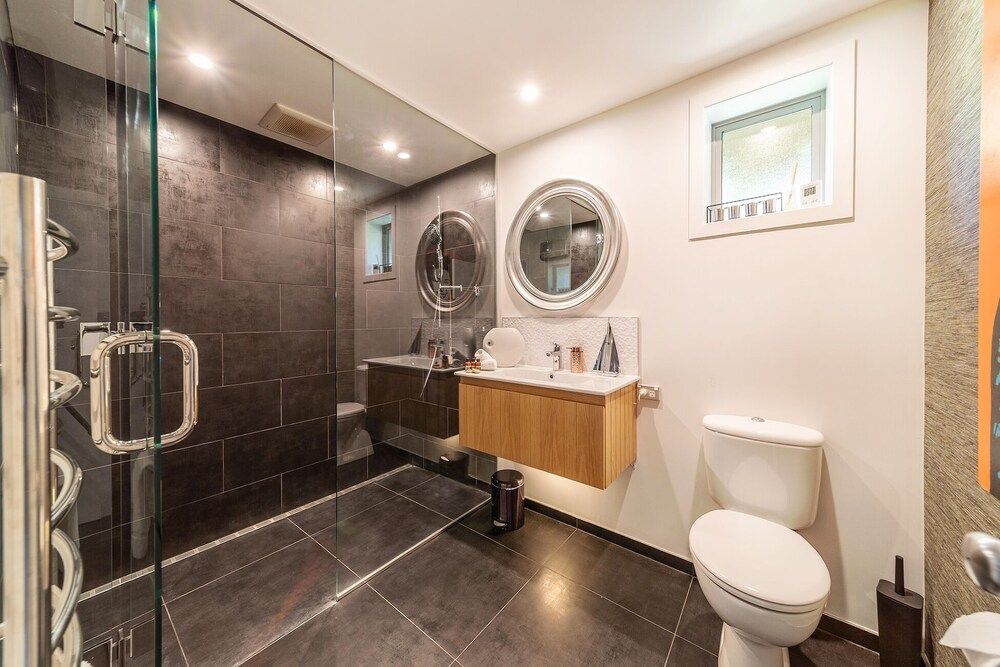 undefined Lake View Greenstone Luxe Apartment 8