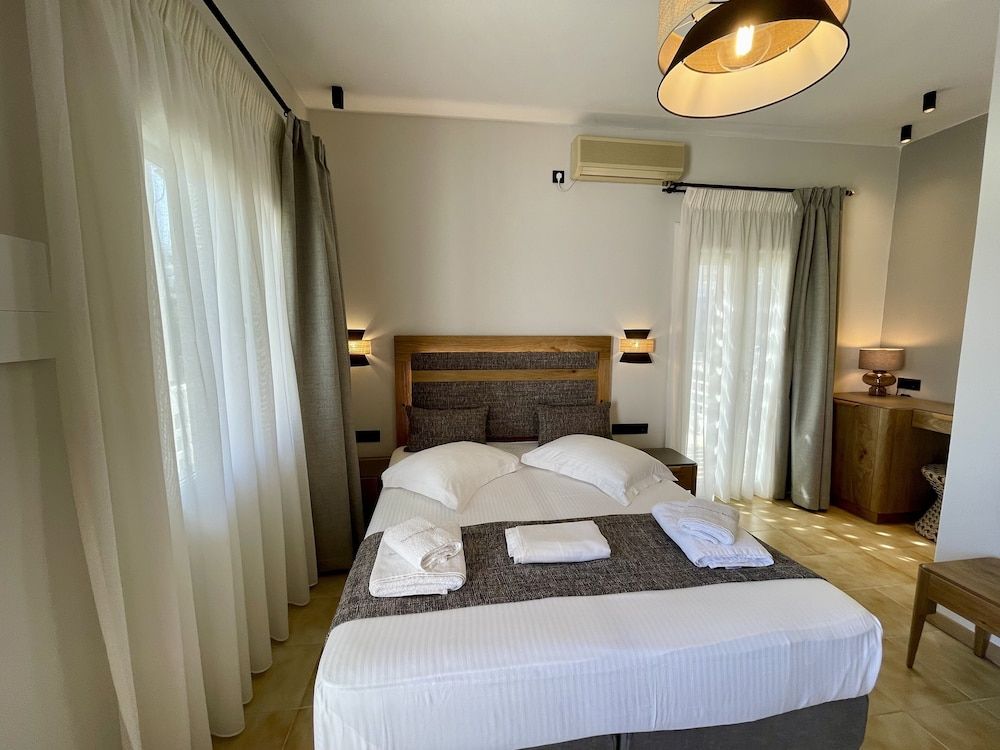 Semiramis Guesthouse Deluxe Triple Room