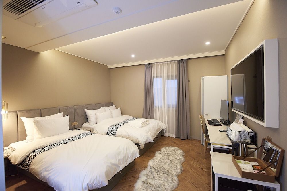 undefined Den Basta Hotel 5