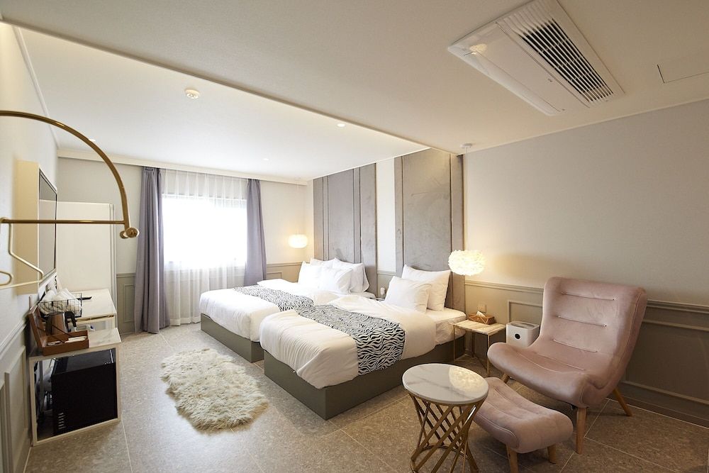 undefined Den Basta Hotel 4