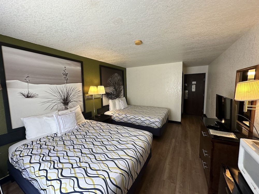 Simple Rewards Inn Economy Double Room, 2 Queen Beds, Non Smoking 3