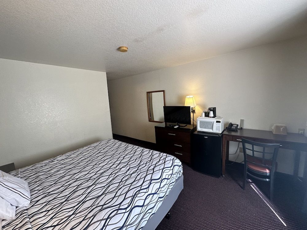 Simple Rewards Inn Economy Single Room, 1 King Bed, Non Smoking 3