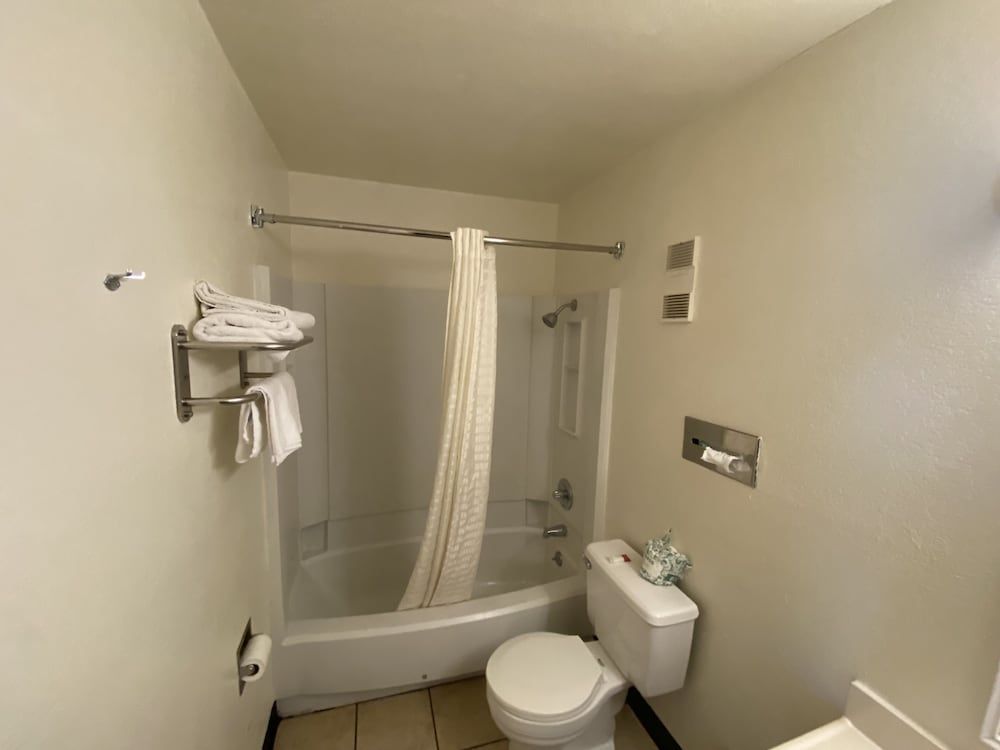 Simple Rewards Inn Economy Triple Room, Multiple Beds, Non Smoking 5