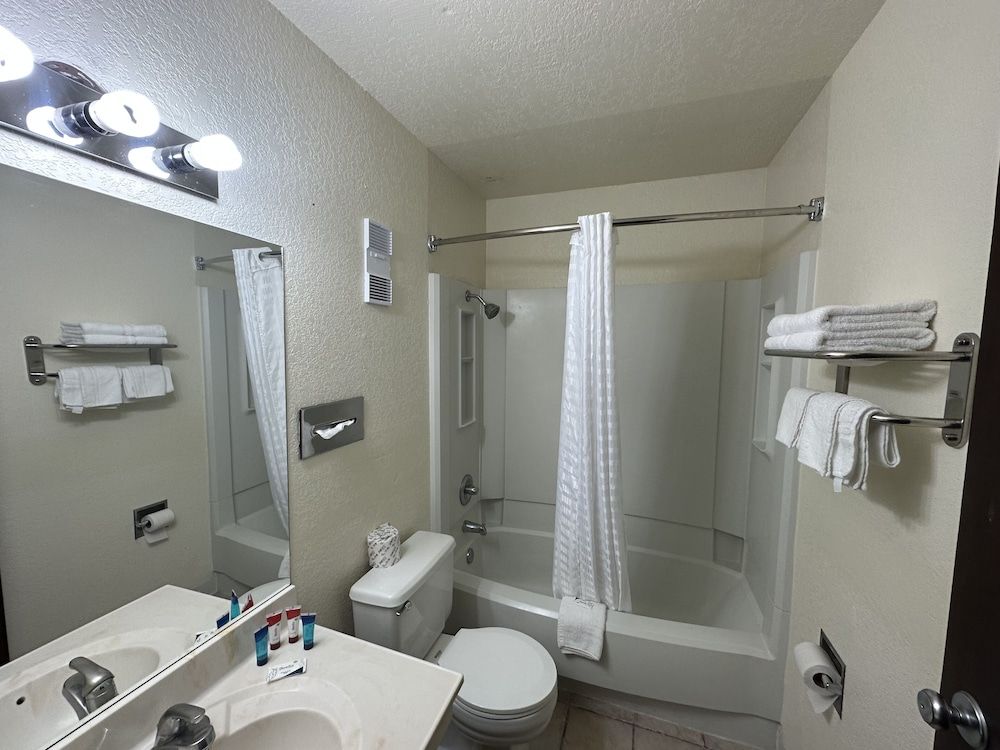 Simple Rewards Inn Economy Single Room, 1 King Bed, Non Smoking 6