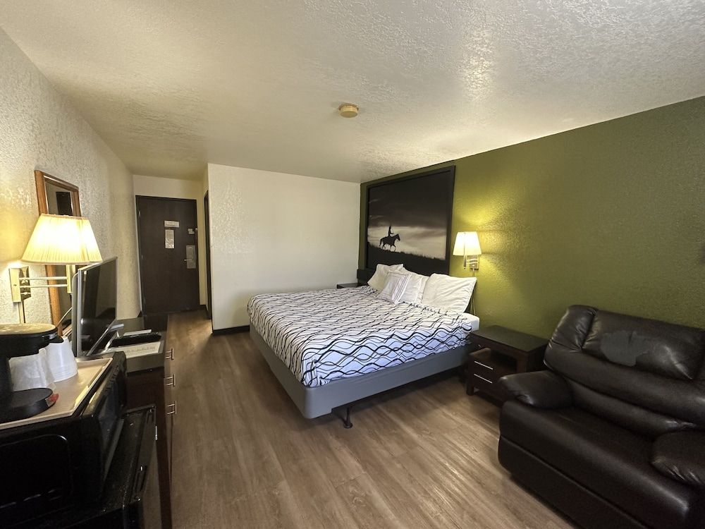 Simple Rewards Inn Economy Single Room, 1 King Bed, Non Smoking 4