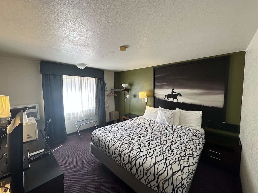 Simple Rewards Inn Economy Single Room, 1 King Bed, Non Smoking 2