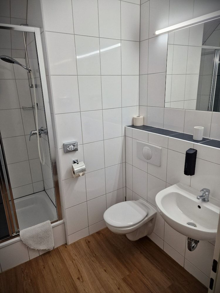 Mikon Eastgate Hotel Quintuple Room, 1 Double + 3 Single Beds 4