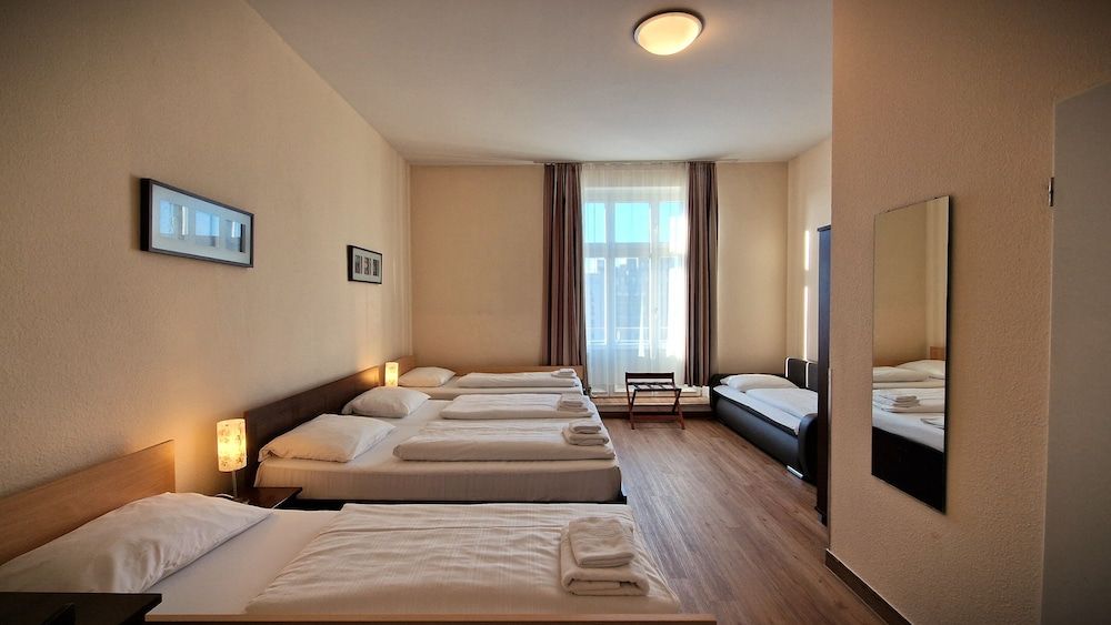 Mikon Eastgate Hotel Quintuple Room, 1 Double + 3 Single Beds 2