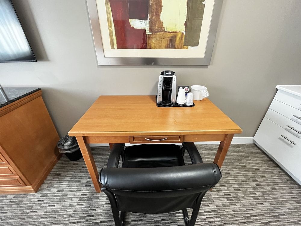 Anavada Inn & Suites - Prince George Kitchenette, 1 Queen Bed 4