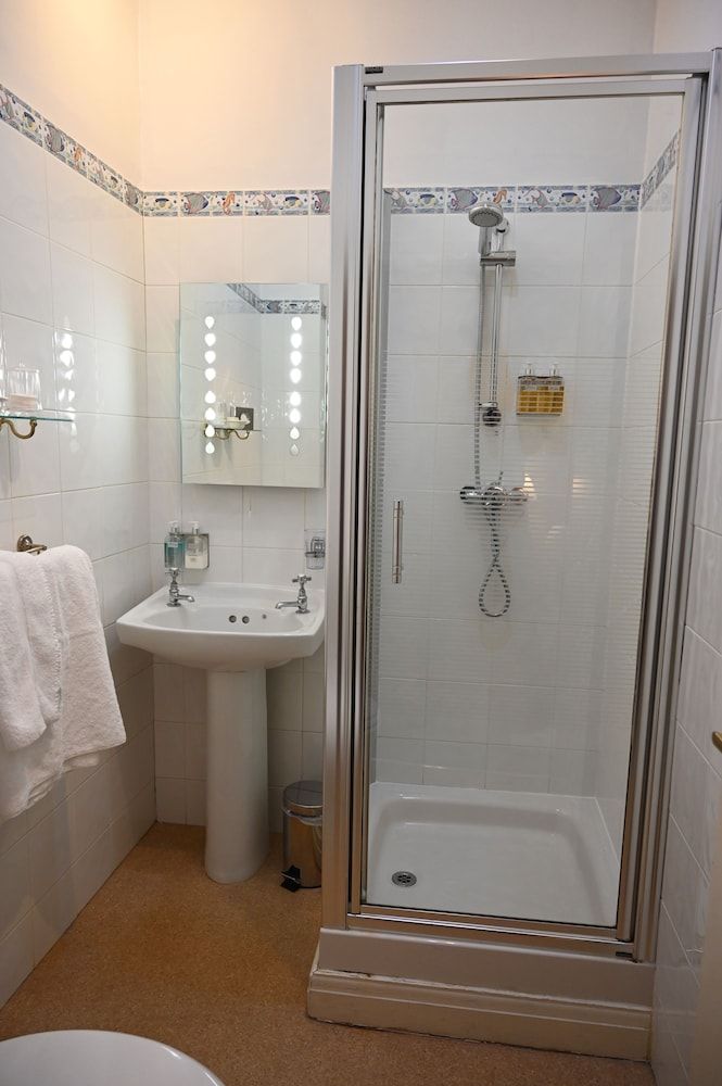 Orchard Club - Newton House Large Superior Double or Twin Room 4