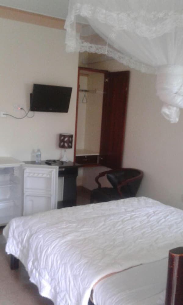 United Motel Entebbe Deluxe Double Room 4