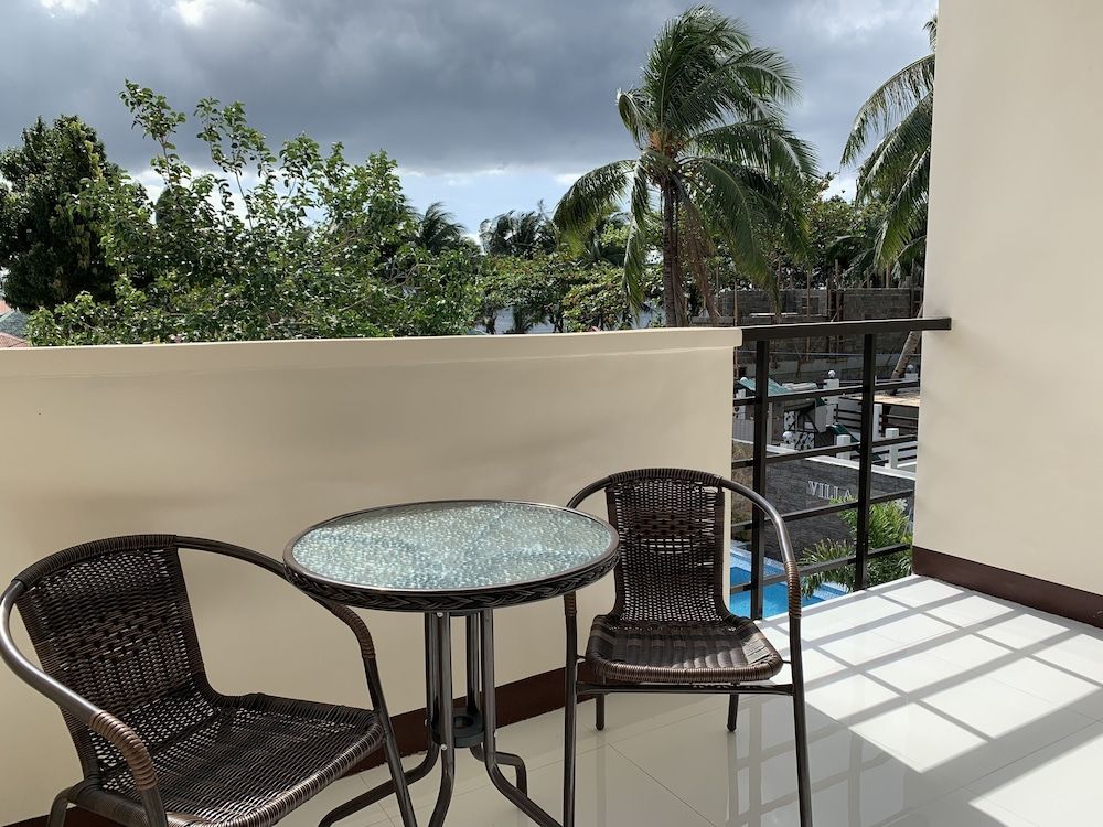 Villa MJ Maristela Beach Resort Superior Room 3