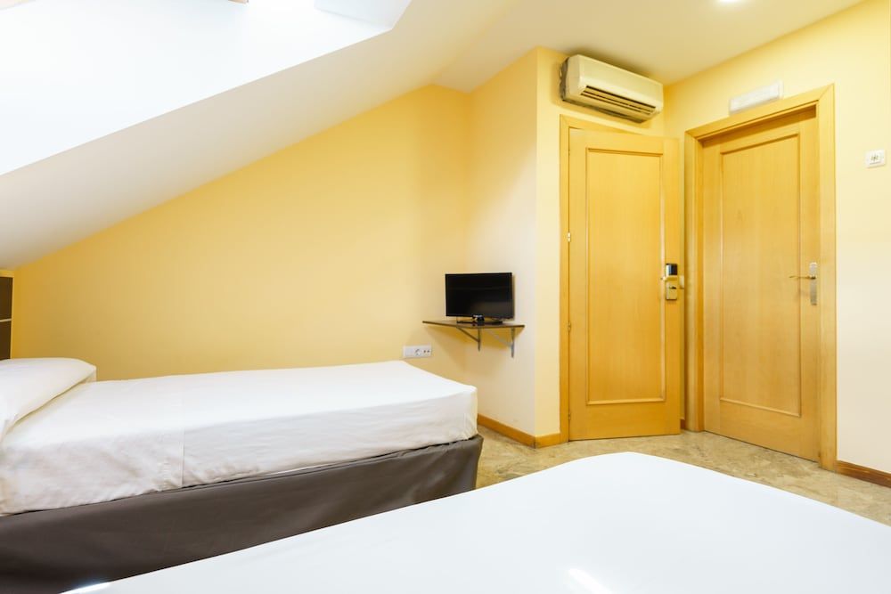 Hostal Frasca by Vivere Stays Twin room with extra bed