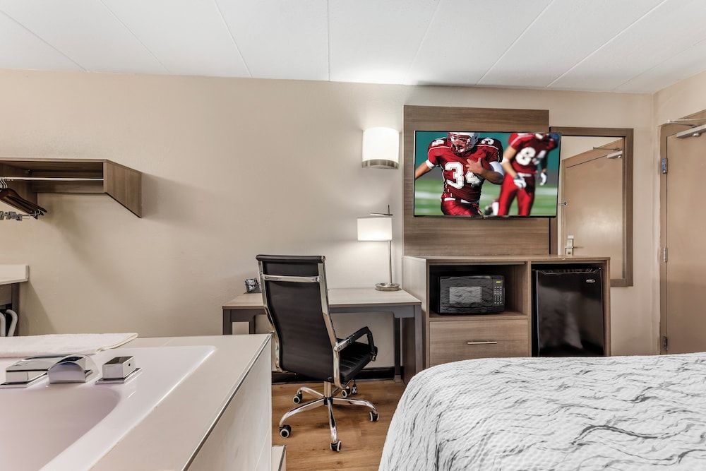 Red Roof Inn Bourbonnais Deluxe Room, 1 King Bed, Non Smoking, Jetted Tub 3