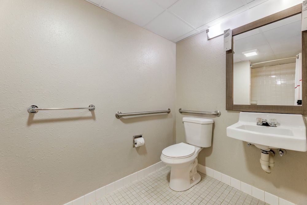 Red Roof Inn Bourbonnais Superior Room, 1 King Bed, Accessible, Non Smoking (Roll-In Shower)