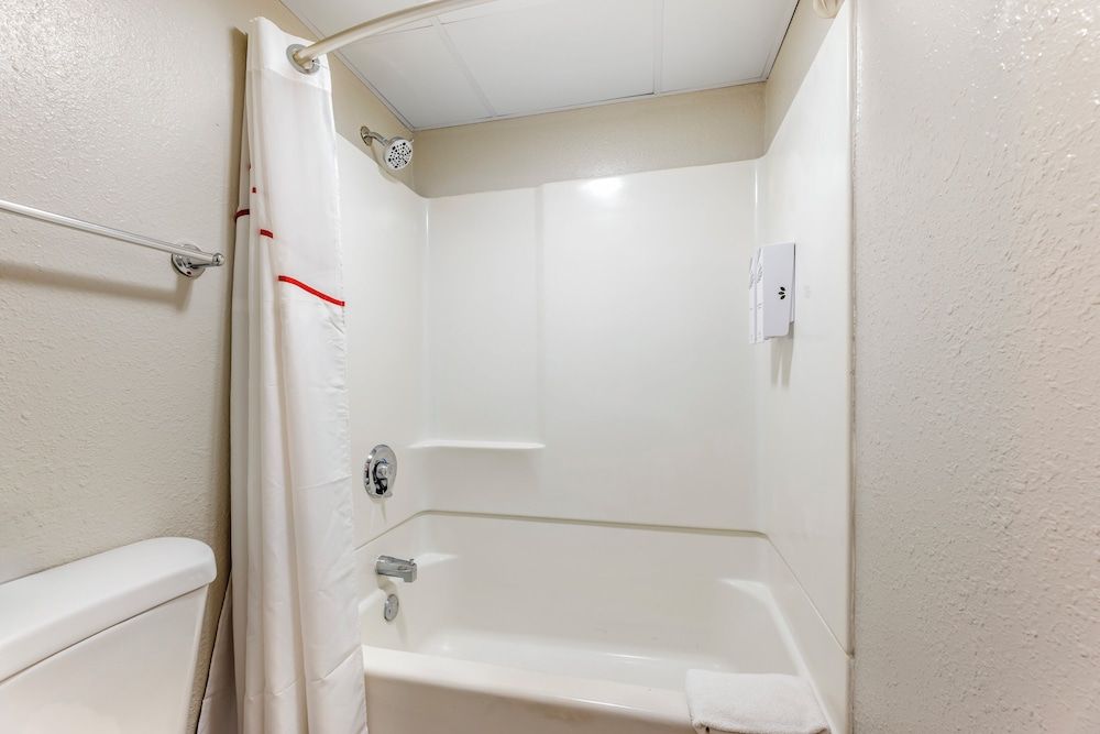 Red Roof Inn Bourbonnais Deluxe Room, 1 King Bed, Non Smoking, Jetted Tub 2