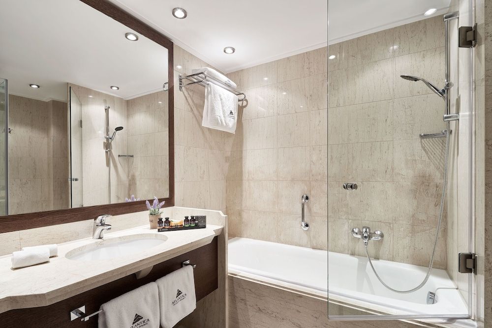 Twin / Double Room Swim Up Inland View