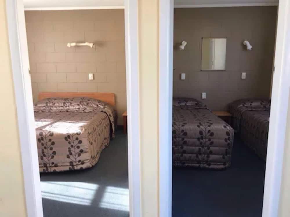 Standard Suite, 2 Bedrooms, Non Smoking, Kitchen (Standard unit.)