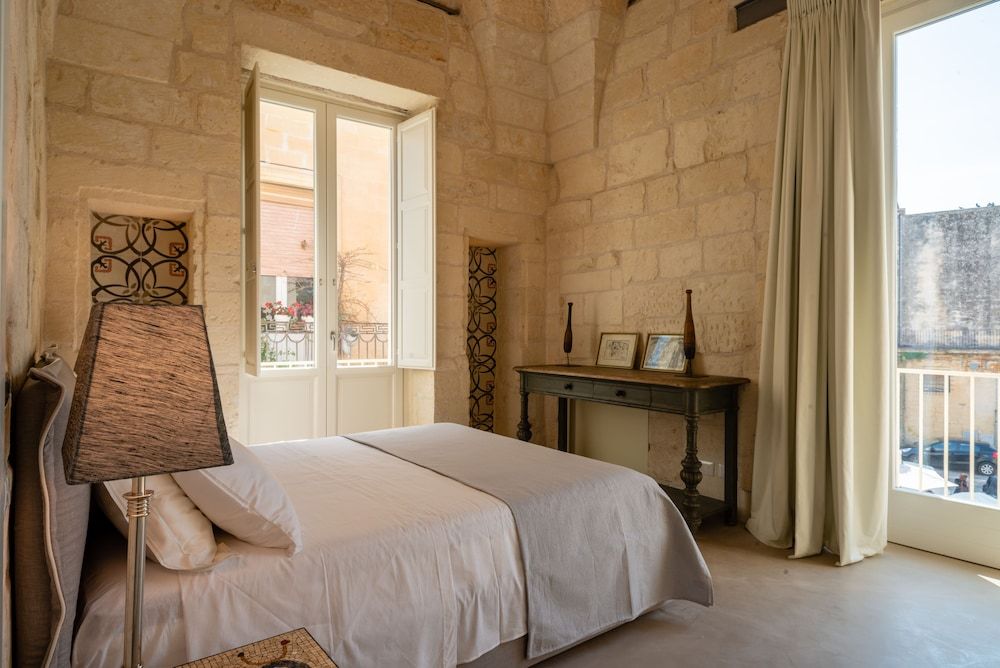 Suite, City View