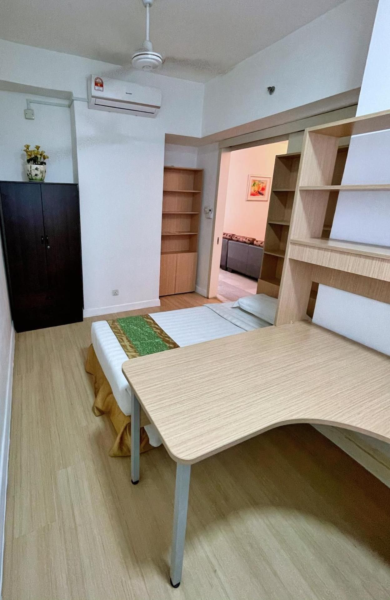 Small Room (Shared bathroom)